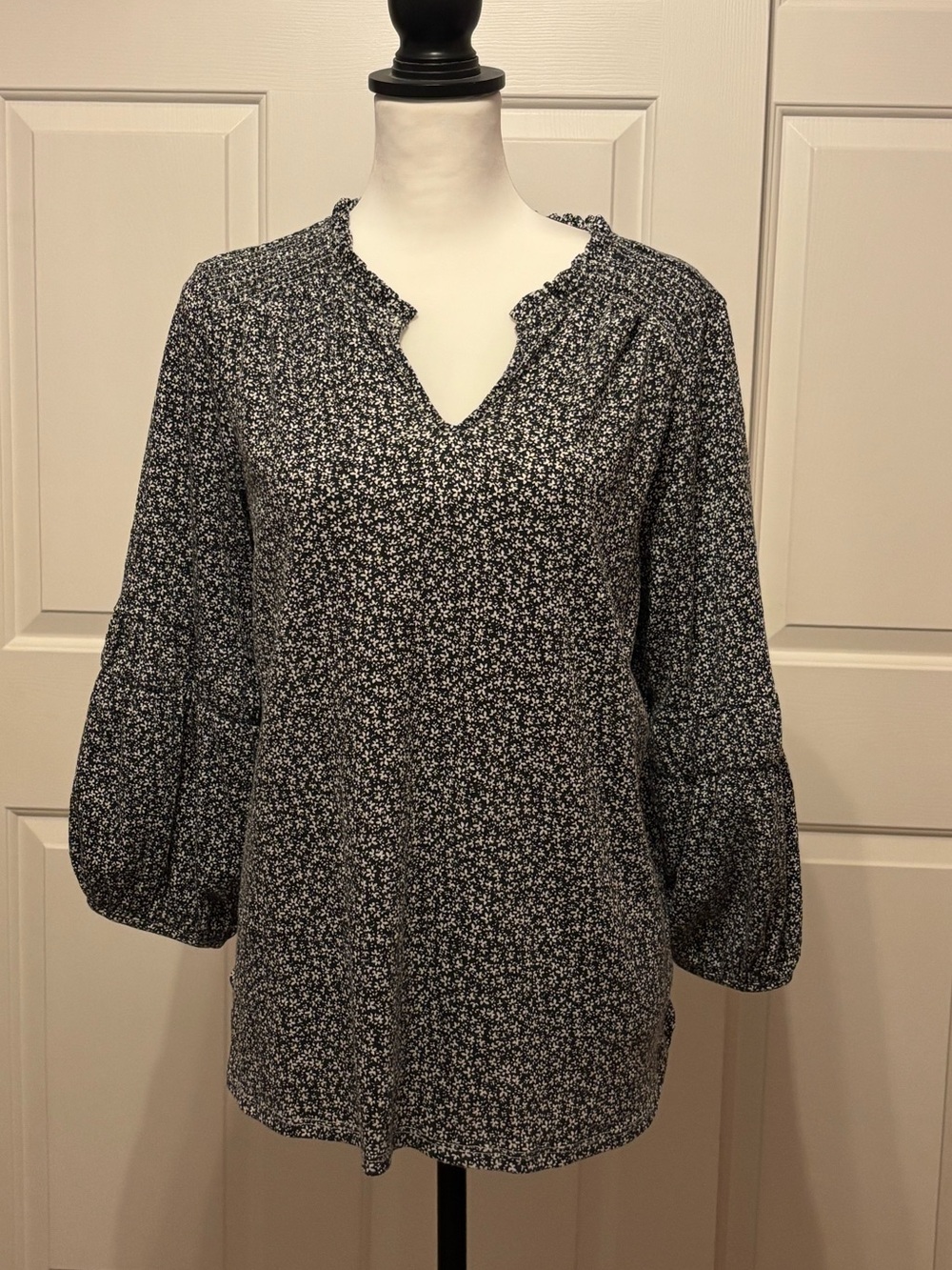 Bobeau Black & White Floral Ruffle V-Neck Tunic